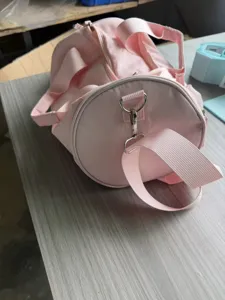 Sac de voyage cylindrique rose pour le fitness et le sport. Sac bandoulière grande capacité.