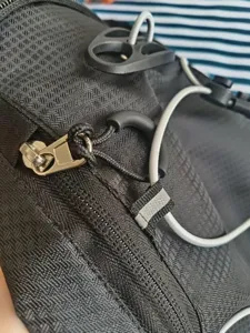 Gros plan détaillé d'un sac à dos de cyclisme noir, montrant le tissu et la fermeture éclair.