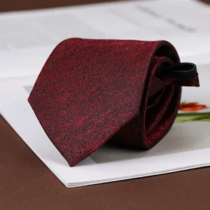 Vista dettagliata di un'elegante cravatta con cerniera rosso scuro per uso formale.