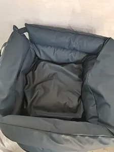 Siège auto pour animal en cuir bleu foncé avec coussin rembourré épais pour un voyage sûr.