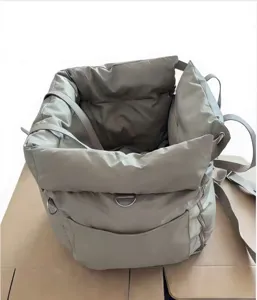 Grand siège auto pour animal de compagnie et sac de transport rembourré avec poches pratiques.