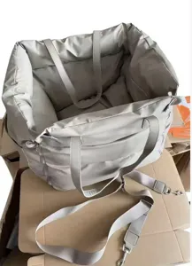 Grand siège auto pour animal de compagnie et sac de transport gris clair avec sangles.