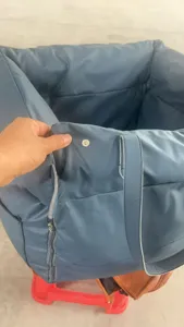 Vue détaillée du siège auto pour animal de compagnie en cuir bleu avec bouton-pression.