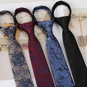 Primer plano detalle corbata con cremallera estampado paisley 6cm textura de tela