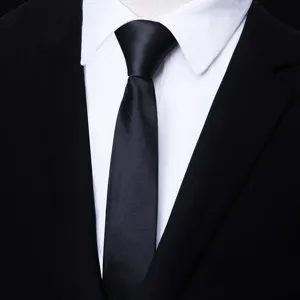 Cravatta nera stretta da 5 cm vista dettagliata, elegante abito da sposa cravatta da lavoro.