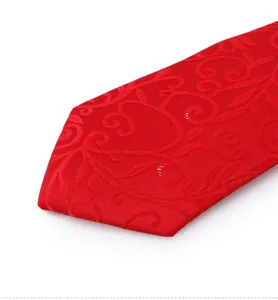 Primer plano detallado de la corbata roja para hombre con un delicado patrón floral tejido.