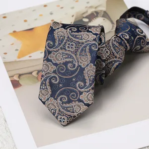 Primer plano de la corbata paisley azul oscuro con patrón tejido y diseño de cremallera.