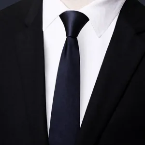 Cravatta stretta blu scuro con dettaglio zip, ideale per abbigliamento business e casual.