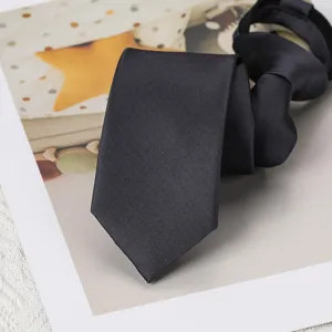 Detalle de corbata estrecha negra con cremallera para ropa formal de negocios y bodas.