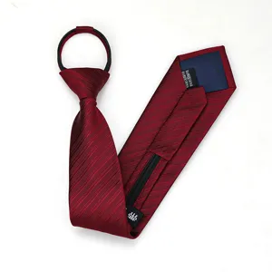 Vista detallada de corbata roja con cremallera, tela texturada ideal para uso comercial formal.
