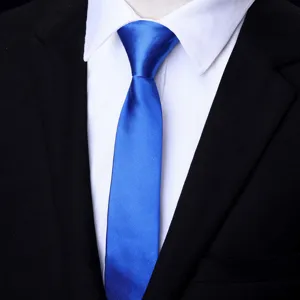 Cravatta in seta blu reale classica abbinata a camicia bianca e abito elegante uomo.