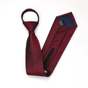 Detalle de corbata con cremallera a rayas rojas, corbata prenodada para ropa formal.