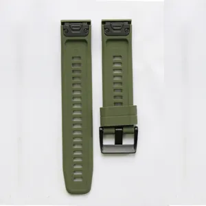 Cinturino per orologio in silicone verde militare 22 mm con fibbia nera e sgancio rapido.