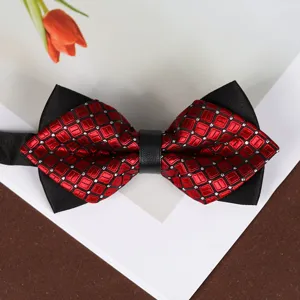 Dettaglio del farfallino formale da uomo a motivi rossi e neri con fascia centrale in pelle.