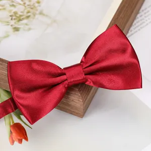 Noeud papillon satin rouge vin detail, texture elegante pour costume de mariage et evenements formels.
