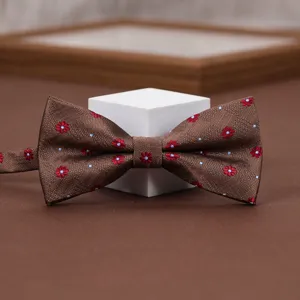 Farfallina da uomo marrone retro a fiori per abito da sposa, elegante cravatta vintage chic.