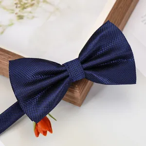 Nœud papillon texturé bleu foncé élégant pour hommes, idéal pour les mariages et tenues formelles.