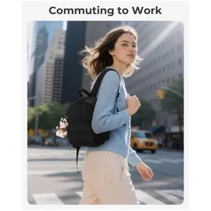 Dettaglio dello zainetto nero trapuntato elegante indossato durante il commuting urbano.