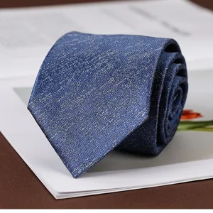 Classica cravatta da lavoro blu con elegante motivo testurizzato, perfetta per look formali.