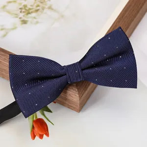 Nœud papillon homme bleu foncé à pois détail, tissu sergé de qualité pour mariage et affaires.
