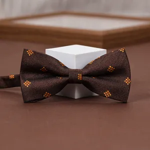 Dettaglio del papillon marrone rétro con motivo geometrico elegante e raffinato.