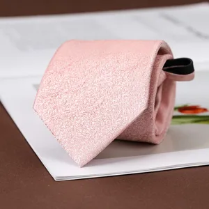 Cravatta rosa con cerniera e motivo testurizzato ideale per abbigliamento formale.