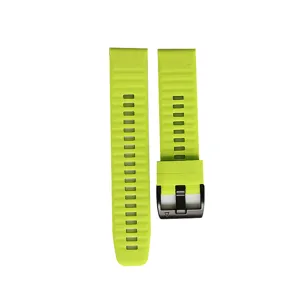 Vista dettagliata del cinturino di ricambio in silicone verde brillante a sgancio rapido.