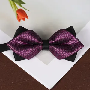 Primo piano del papillon a punta strutturato viola e nero per abito formale da uomo.
