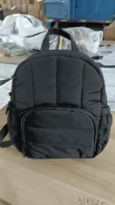Zaino mini trapuntato nero con tasca frontale con zip, zainetto casual impermeabile da donna.