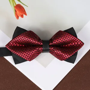 Farfallino doppio formale da uomo con motivo a quadretti rosso e nero e nodo centrale nero.