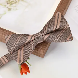 Gros plan sur le détail du nœud papillon rayé marron, texture de tissu élégante pour costumes.