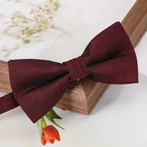 Nœud papillon bordeaux classique pour homme costume de mariage et chemise élégant.
