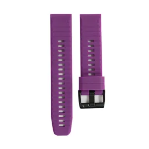 Dettaglio cinturino di ricambio in silicone viola con fibbia nera e sgancio rapido.