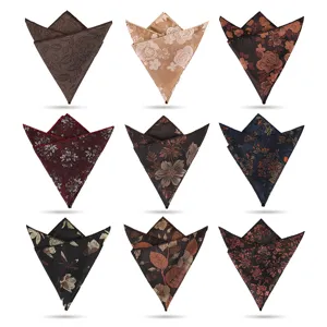 Vista detallada de elegante pañuelo de bolsillo floral para hombre para fiesta de bodas.
