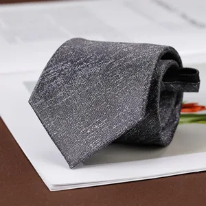 Dettaglio cravatta con zip strutturata grigio scuro classica, ideale per abbigliamento formale.