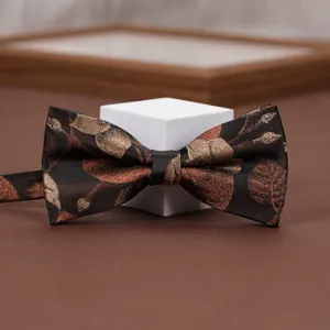 Elegante cravatta a farfalla da uomo con motivo a foglia di bronzo per matrimoni ed eventi formali.