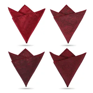 Vista detallada de pañuelos de bolsillo rojos para hombre con varios motivos como cachemira y hojas.