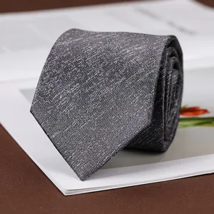 Dettaglio cravatta texturizzata grigio scuro classica, elegante accessorio formale.