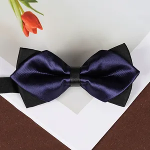 Primo piano di un elegante papillon da uomo a doppio strato in raso viola e tessuto nero.