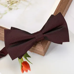 Noeud papillon bordeaux en gros plan, tissu texture, detail d'accessoire de mariage.