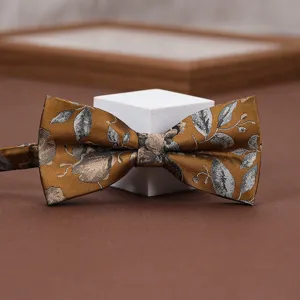 Cravatta a farfalla marrone con stampa di foglie, elegante accessorio per matrimonio maschile.
