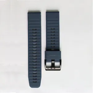 Cinturino per orologio in silicone blu scuro in dettaglio, con sgancio rapido e design testurizzato.