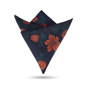 Elegante pañuelo de bolsillo azul oscuro con vibrante estampado floral naranja.