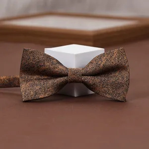 Farfallina marrone con motivo spina di pesce da uomo, accessorio elegante per abito da sposa.
