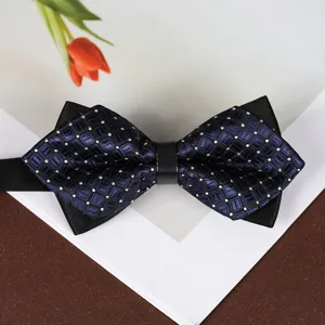 Vista dettagliata del farfallino uomo blu scuro geometrico elegante per abito formale nuziale.