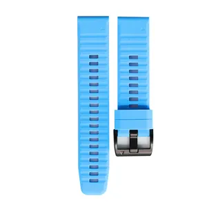 Cinturino per orologio in silicone Garmin fenix dettaglio, colore blu vivo e design traspirante.