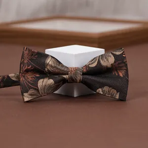 Papillon floreale vintage da uomo, tessuto marrone scuro con elegante motivo floreale dorato.