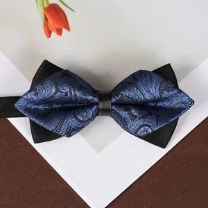 Primo piano sull'elegante motivo cachemire blu e nero di questo papillon formale da uomo.