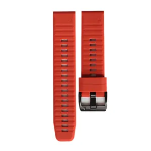 Vista ravvicinata dettagliata della texture del cinturino in silicone rosso e della fibbia.