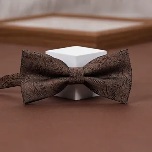 Farfallina uomo marrone con fantasia a foglia per abito da sposa e formale.